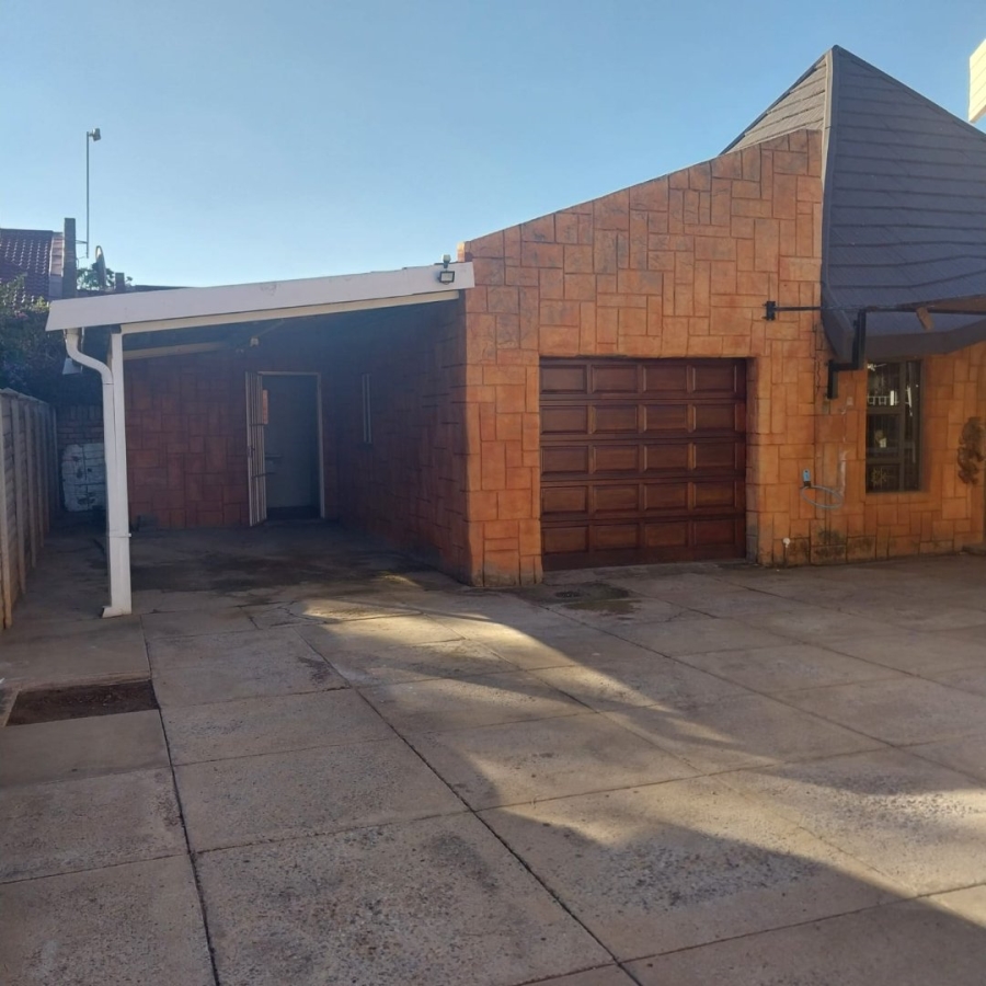 3 Bedroom Property for Sale in Rhodesdene Northern Cape